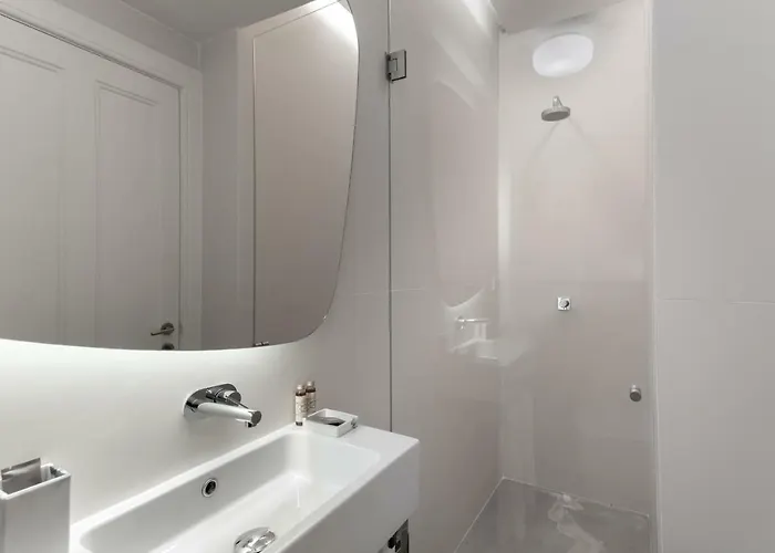 The White Box Boutique House Гостевой дом Порту